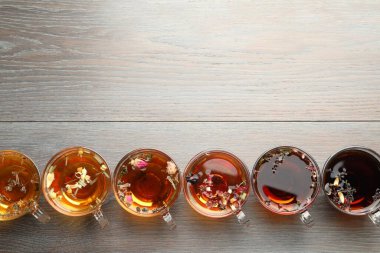 Aromatik bitki çayı, cam bardaklarda, tahta masada, düz yerde. Metin için boşluk