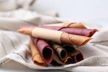 Lezzetli meyve dürümleri beyaz masada, yakın plan.