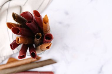 Lezzetli meyve derisi, beyaz mermer masa üzerinde yuvarlanıyor, üst manzara. Metin için boşluk