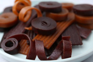 Lezzetli meyve dürümleri beyaz masada, yakın plan.