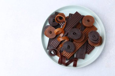 Lezzetli meyveli rulo beyaz masa, üst manzara. Metin için boşluk