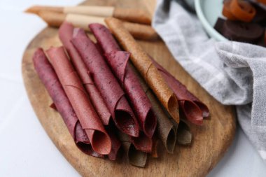 Lezzetli meyve dürümleri beyaz masada, yakın plan.