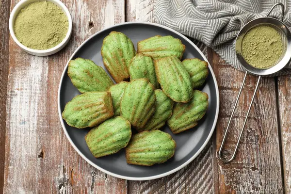 Lezzetli kibrit makarnalı kekler ahşap masada, düz yatıyordu.