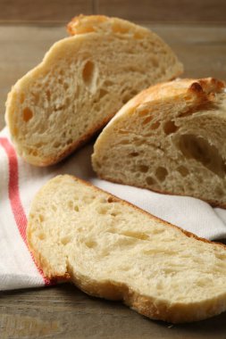 Tahta masada taze ekmek dilimleri, yakın plan.