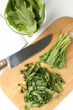 Beyaz ahşap masada taze at ve bıçak kes, düz yat.