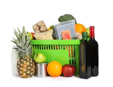 Beyaza izole edilmiş farklı gıda ürünleri içeren alışveriş sepeti.