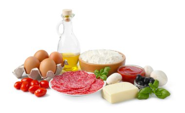 Pizza yapıyorum. Farklı malzemeler beyaza izole edilmiş.