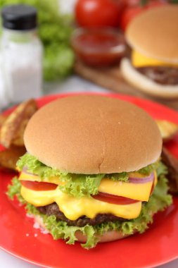 Marul ve domatesli leziz bir çizburger, yakın plan.