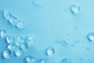 Açık mavi zemin üzerinde açık buz küpleri, düz yatıyordu