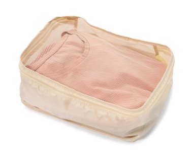 Beyaz üzerine katlanmış giysileri olan bir paket küpü.