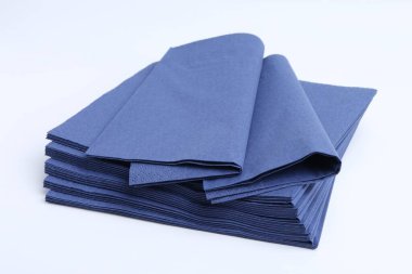 Birçok mavi kağıt mendil beyaza izole edilmiş.
