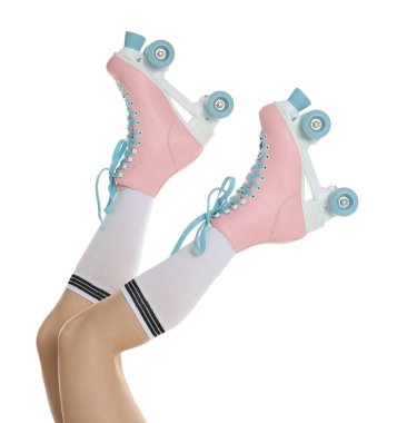 Beyaz arka planda patenli kadın, yakın plan.