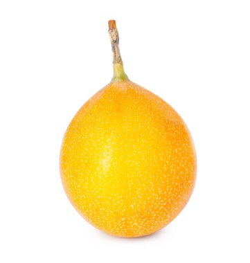 Olgun sarı çarkıfelek meyvesi beyaza izole edilmiş.