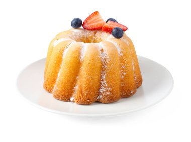 Beyaz üzerine izole edilmiş toz şeker ve böğürtlenli Lezzetli Bundt keki