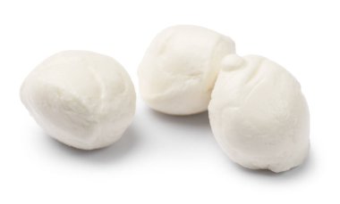 Üç lezzetli mozzarella peynirli topları beyaza izole edilmiş.