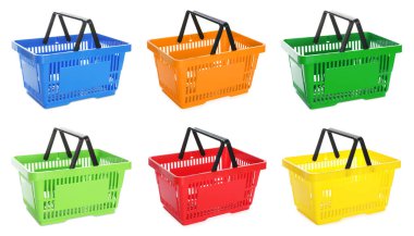 Farklı renklerde alışveriş sepetleri beyaz, set