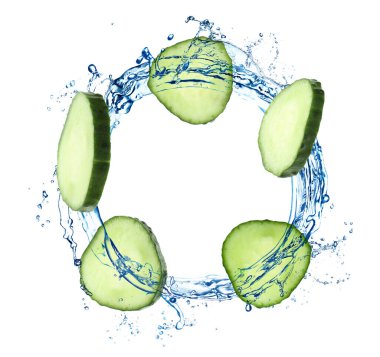 Salatalık dilimleri ve beyaz arka planda havaya su sıçratma