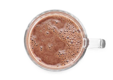 Cam bardaktaki lezzetli çikolatalı süt beyaza izole edilmiş.