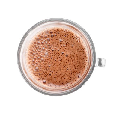 Cam bardaktaki lezzetli çikolatalı süt beyaza izole edilmiş.