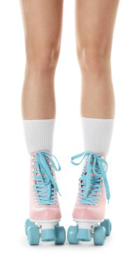 Beyaz arka planda patenli kadın, yakın plan.