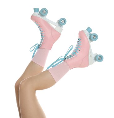 Beyaz arka planda patenli kadın, yakın plan.