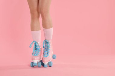 Pembe arka planda patenli bir kadın, yakın plan. Metin için boşluk