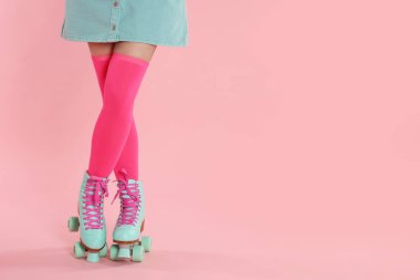 Pembe arka planda patenli bir kadın, yakın plan. Metin için boşluk