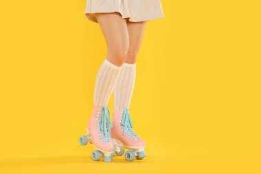 Turuncu arka planda patenli kadın, yakın plan.