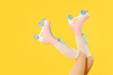 Turuncu arka planda patenli bir kadın, yakın plan. Metin için boşluk