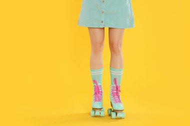 Turuncu arka planda patenli kadın, yakın plan.