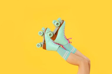 Turuncu arka planda patenli kadın, yakın plan.