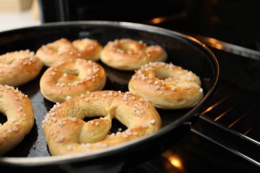 Fırından taze krakerlerle fırın tabağını çıkarıyorum, yakın plan.