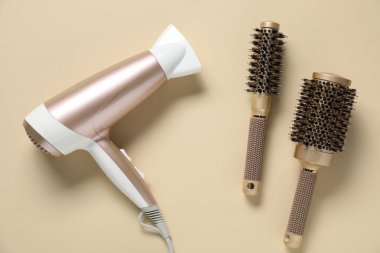 Bej arka planda yuvarlak fırçalar ve kurutma makinesi, düz konum