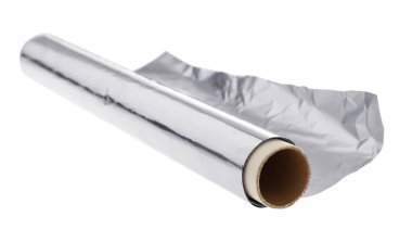 Alüminyum folyo üzerinde beyaz izole rulo