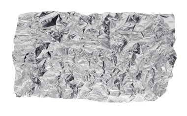 Buruşuk parlak alüminyum folyo parçası beyaz, üst görünümde izole edilmiş.
