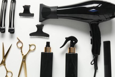 Beyaz arka planda farklı saç şekillendirme araçları, düz yatış