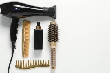 Beyaz arka planda farklı saç şekillendirme araçları, düz yatış. Metin için boşluk