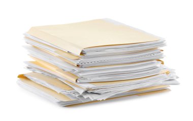 Beyaz üzerine izole edilmiş kağıtlar içeren dosya dizinleri yığını