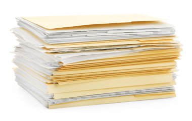 Beyaz üzerine izole edilmiş kağıtlar içeren dosya dizinleri yığını