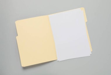 Gri arkaplanda boş sayfaları olan kağıt dosya dizini, üst görünüm