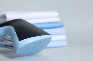 Dik vapur ve gri arka planda katlanmış giysiler, yakın plan. Metin için boşluk