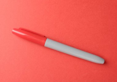 Kırmızı arkaplanda bir renk işareti, üst görünümde. Metin için boşluk