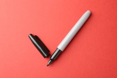 Kırmızı arkaplanda bir siyah işaret, üst görünümde