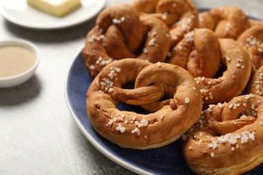 Gri masada lezzetli krakerler ve malzemeler, yakın plan.