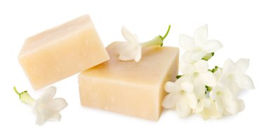 Sabun külçeleri ve yasemin çiçekleri beyaza izole edilmiş.