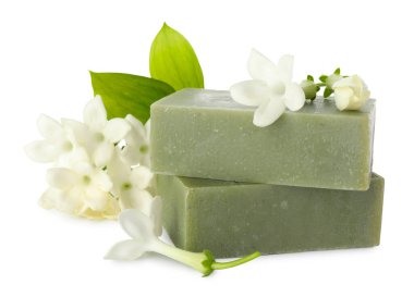 Sabun külçeleri ve yasemin çiçekleri beyaza izole edilmiş.