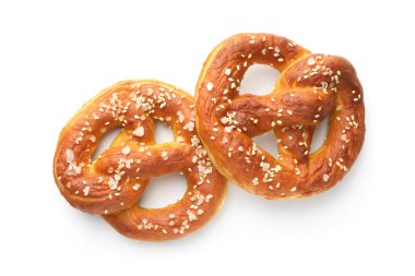 Lezzetli tuzlu krakerler beyaz üzerine izole edilmiş, üst manzara.