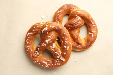 Tuzlu krakerler bej arka planda, düz yerde.