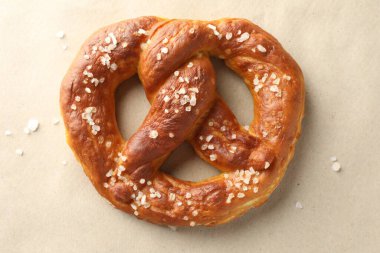 Bej arka planda tuzlu krakerler, üst manzara