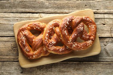 Ahşap masada tuzlu krakerler, üst manzara.